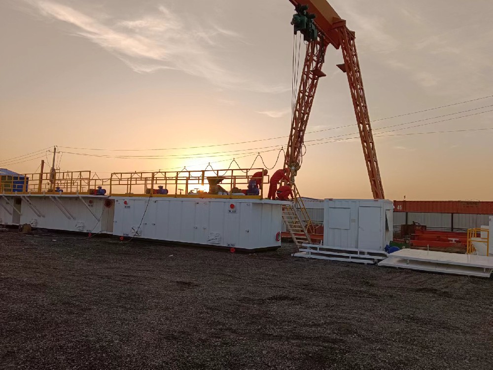 北疆战士挺胸立 万里边疆比铁坚