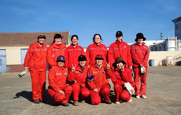 柔肩担重任  巾帼定芳华