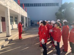 凝心聚力 奋战四季度        -----机关全体干部职工积极参与厂区服务活动